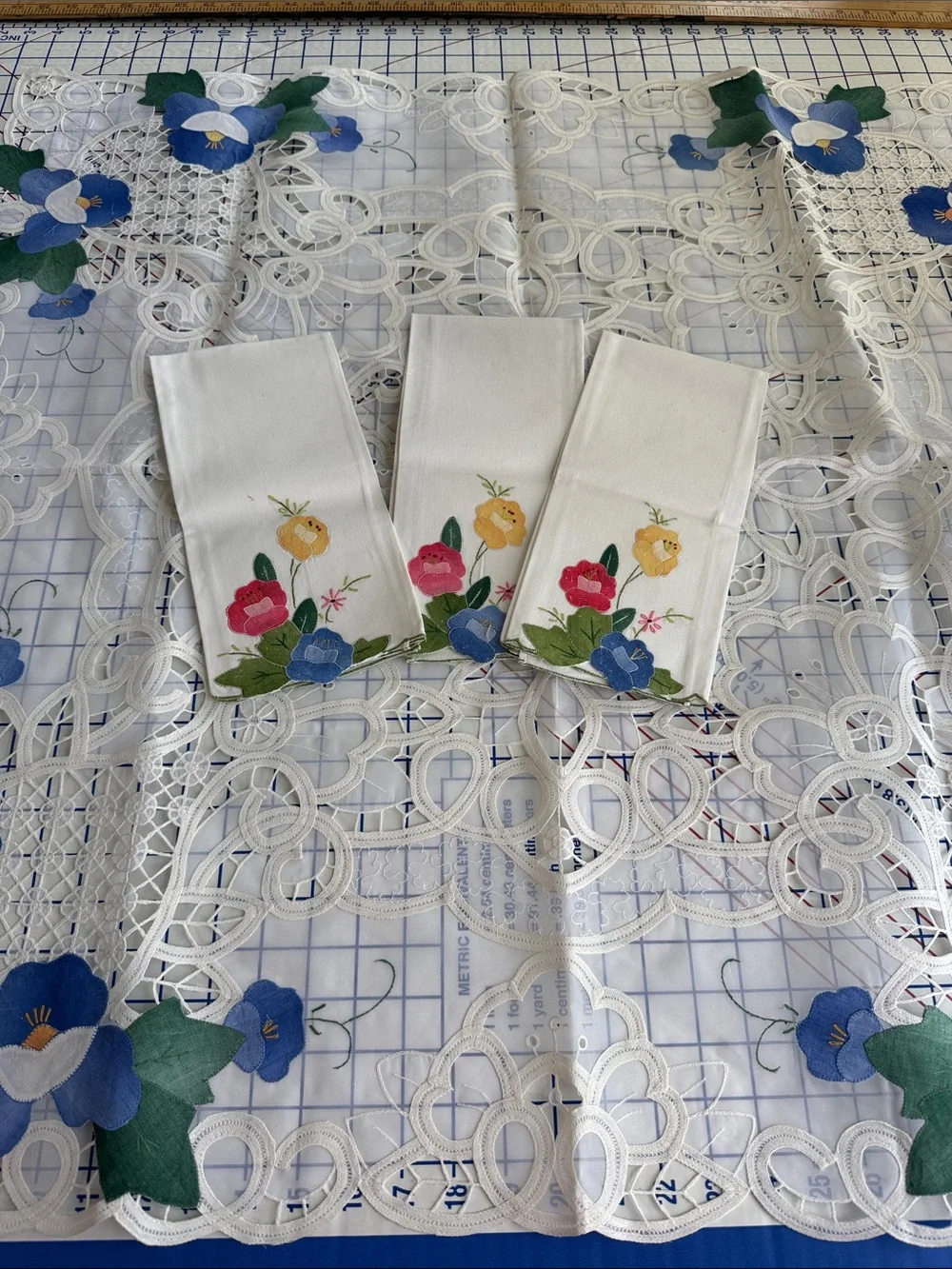 Vintage Appliqué Floral Tablecloth & 3 Napkins Cutwork Lace 1970s 4 Pc Set